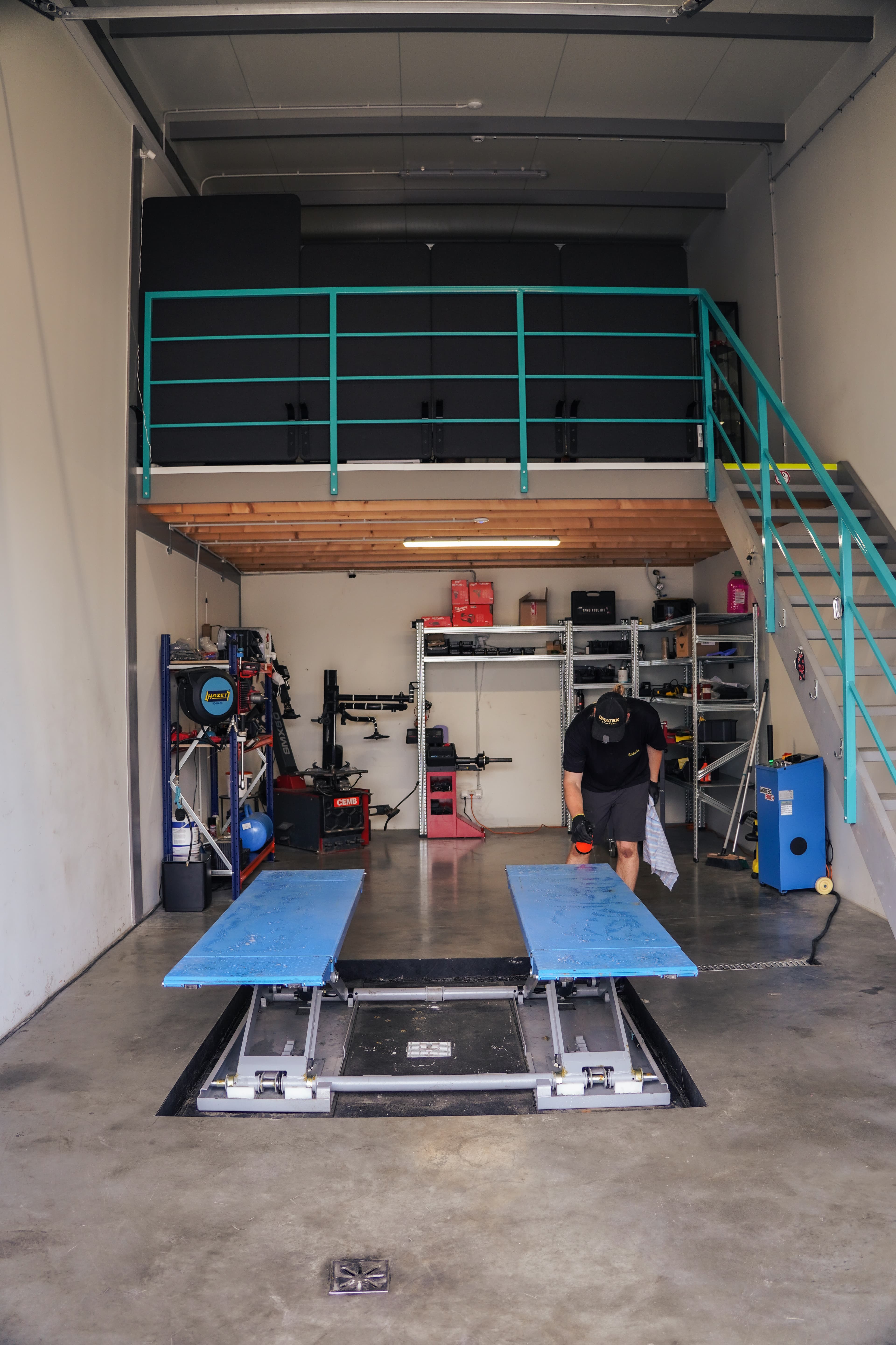 Umatex Garage workshop interior with hydraulic lift